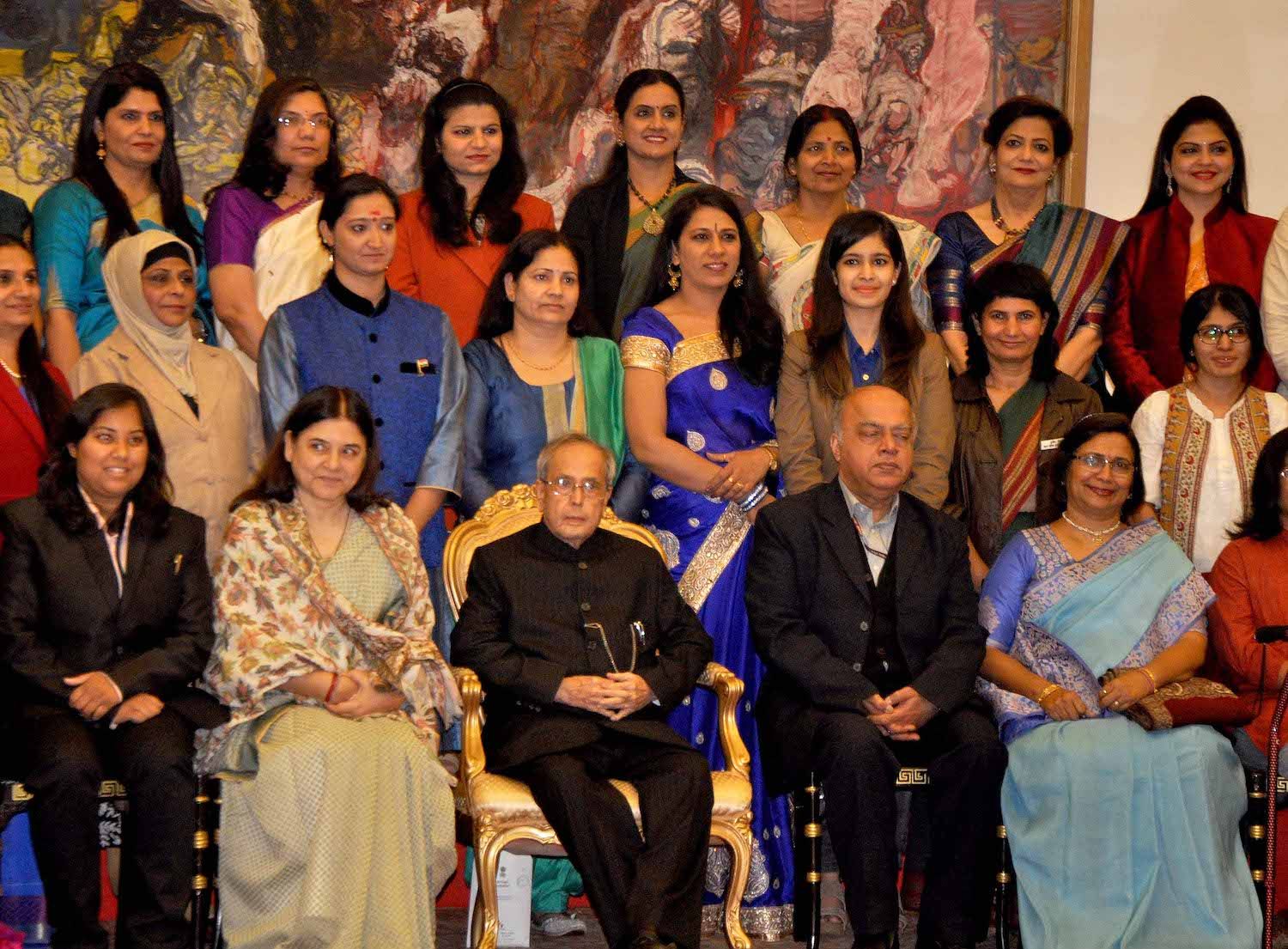 Mrs. Lalita Nijhawan receiving the 100 Women Achievers award